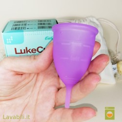 Coppetta mestruale morbida LukeCup per persone sotto i 30 anni con sensibilità e cervice media/alta. Dispositivo registrato FDA